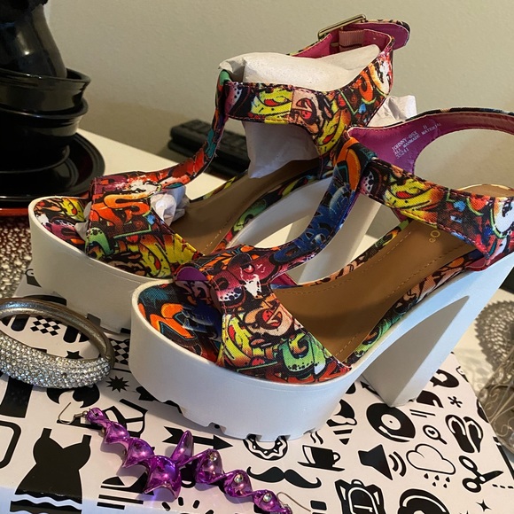 Woman’s graffiti clog wedges - Picture 2 of 2